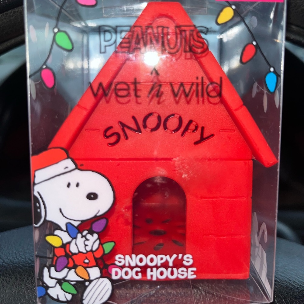 “SNOPPY” dog house makeup sponge holder